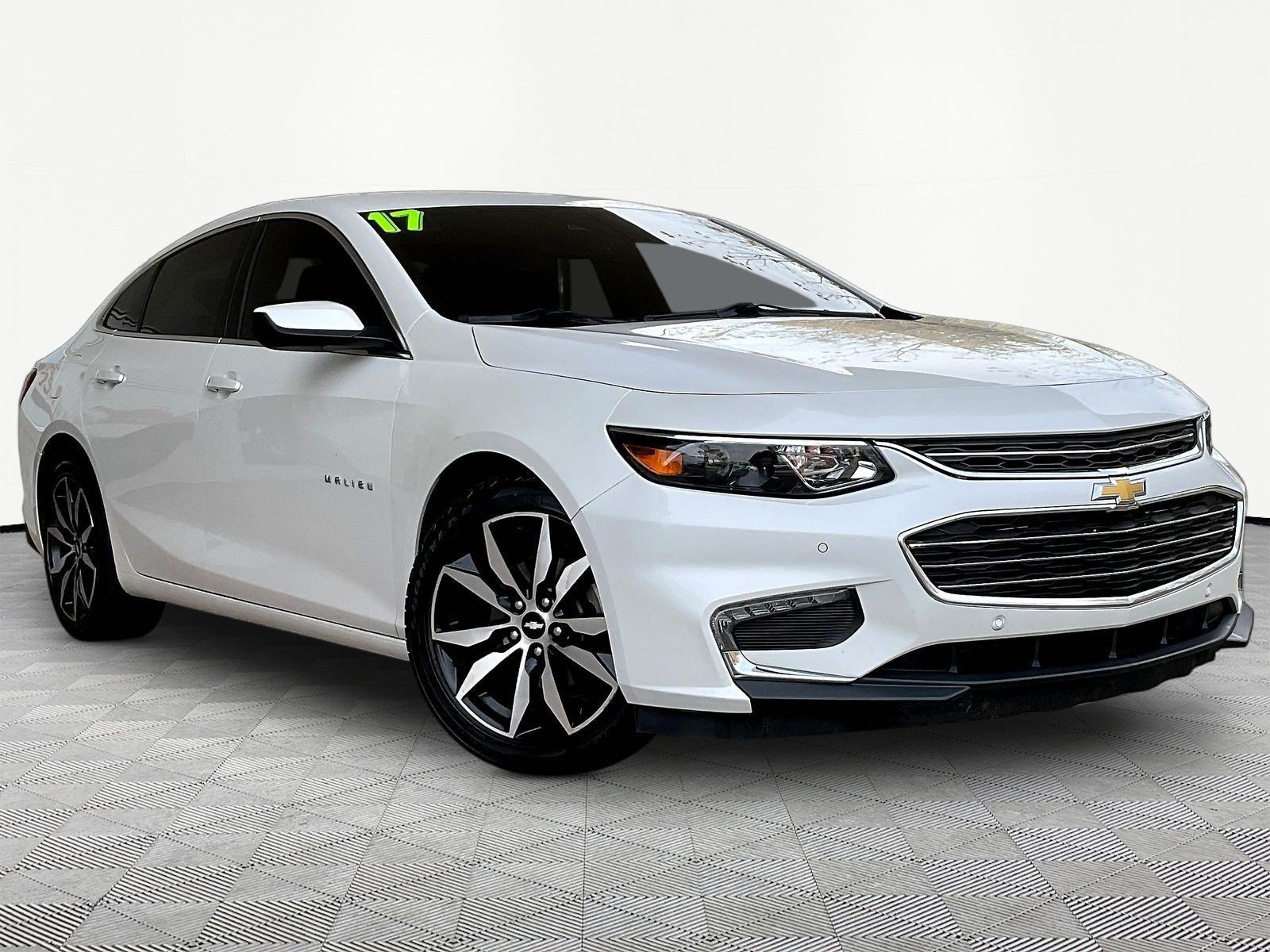 Used 2017 Chevrolet Malibu LT w/ Leather Package FWD image 3