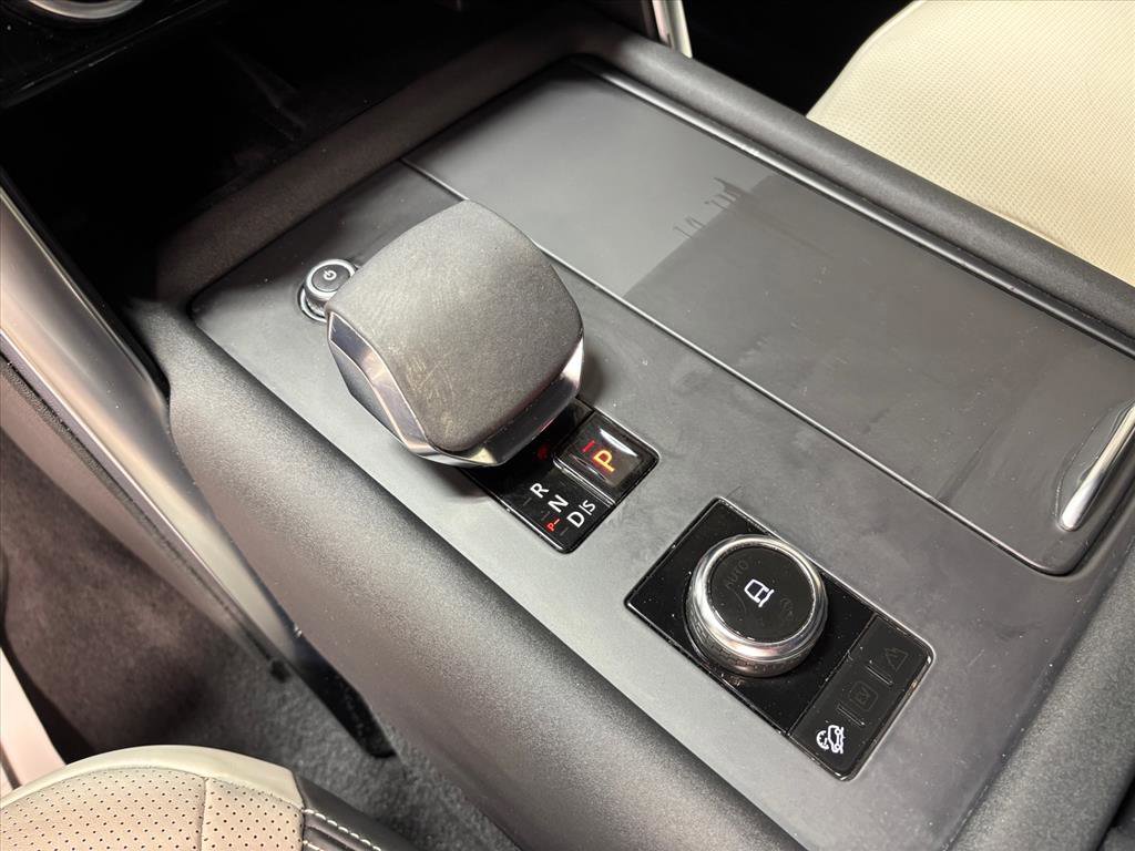 Used 2023 Land Rover Discovery Metropolitan Edition image 15