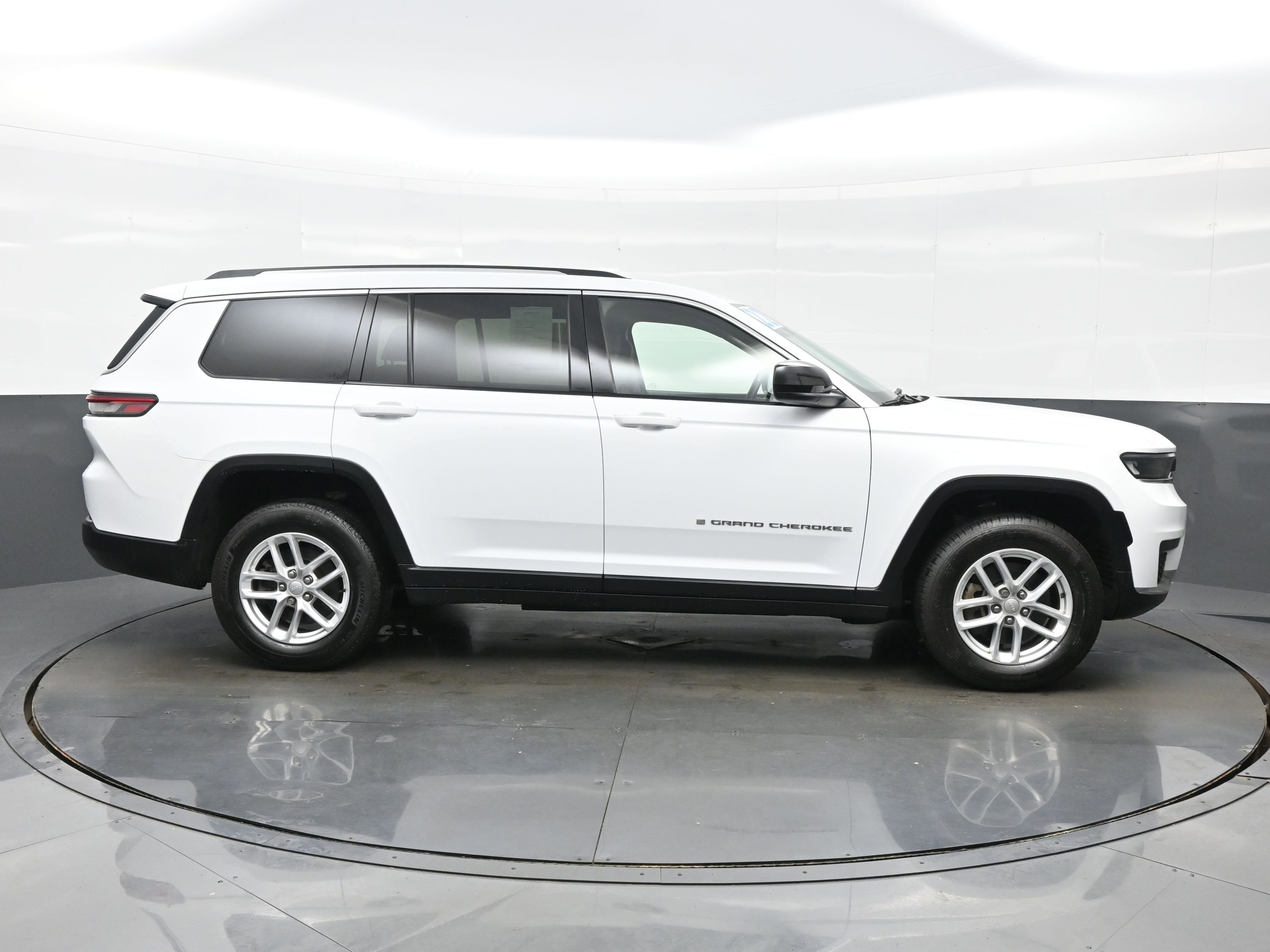 Used 2022 Jeep Grand Cherokee L Laredo w/ Luxury Tech Group I AWD/4WD image 7