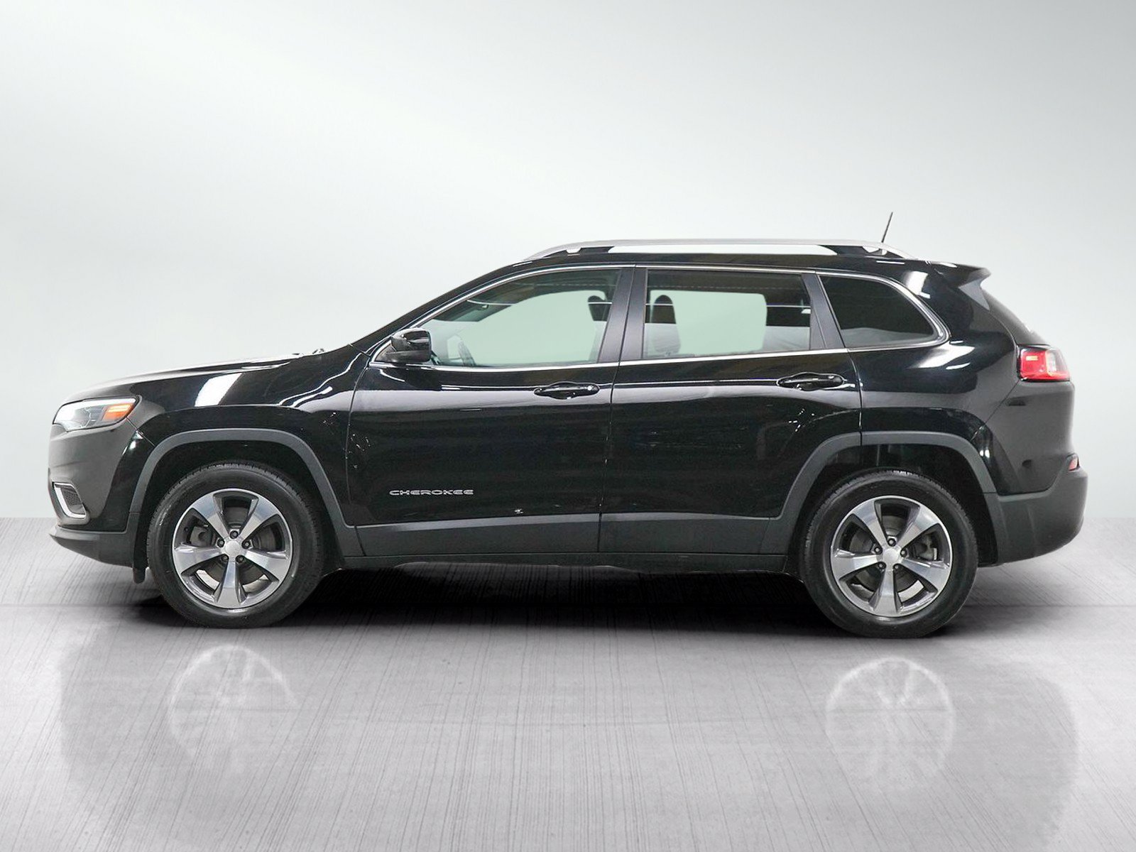 Used 2019 Jeep Cherokee Limited AWD/4WD image 2