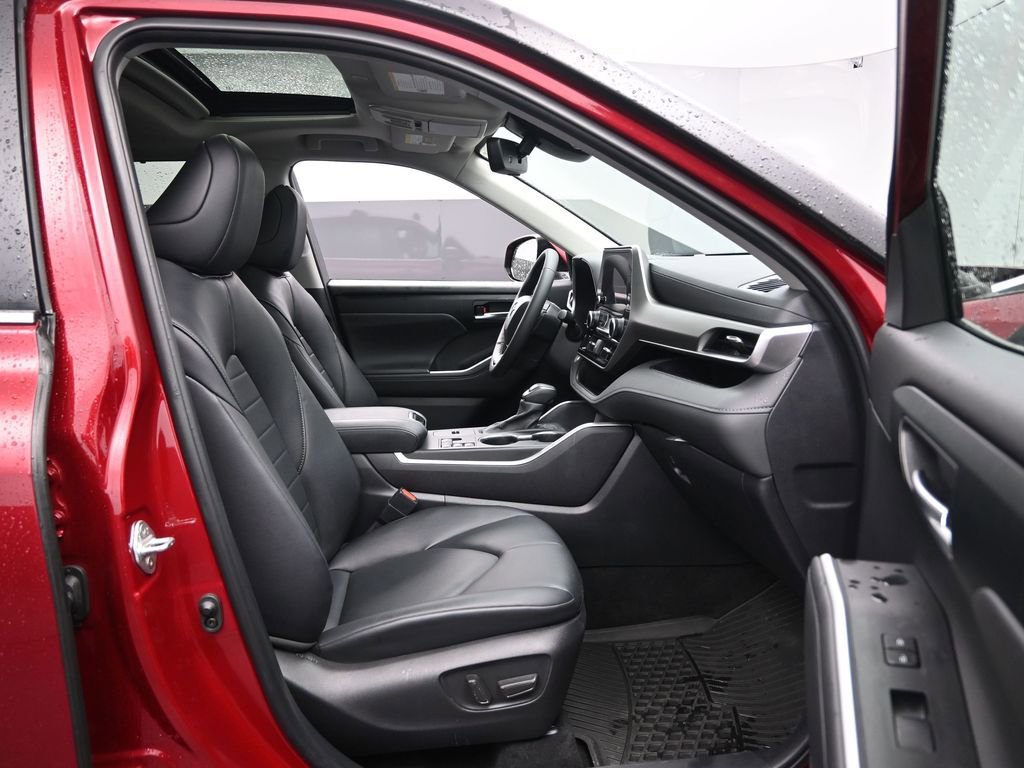 Used 2024 Toyota Highlander XLE image 34