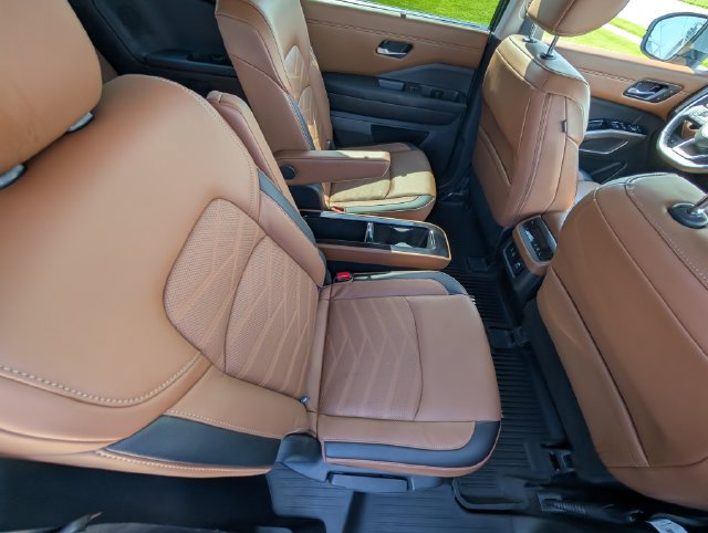 Used 2024 Nissan Pathfinder Platinum AWD/4WD image 6