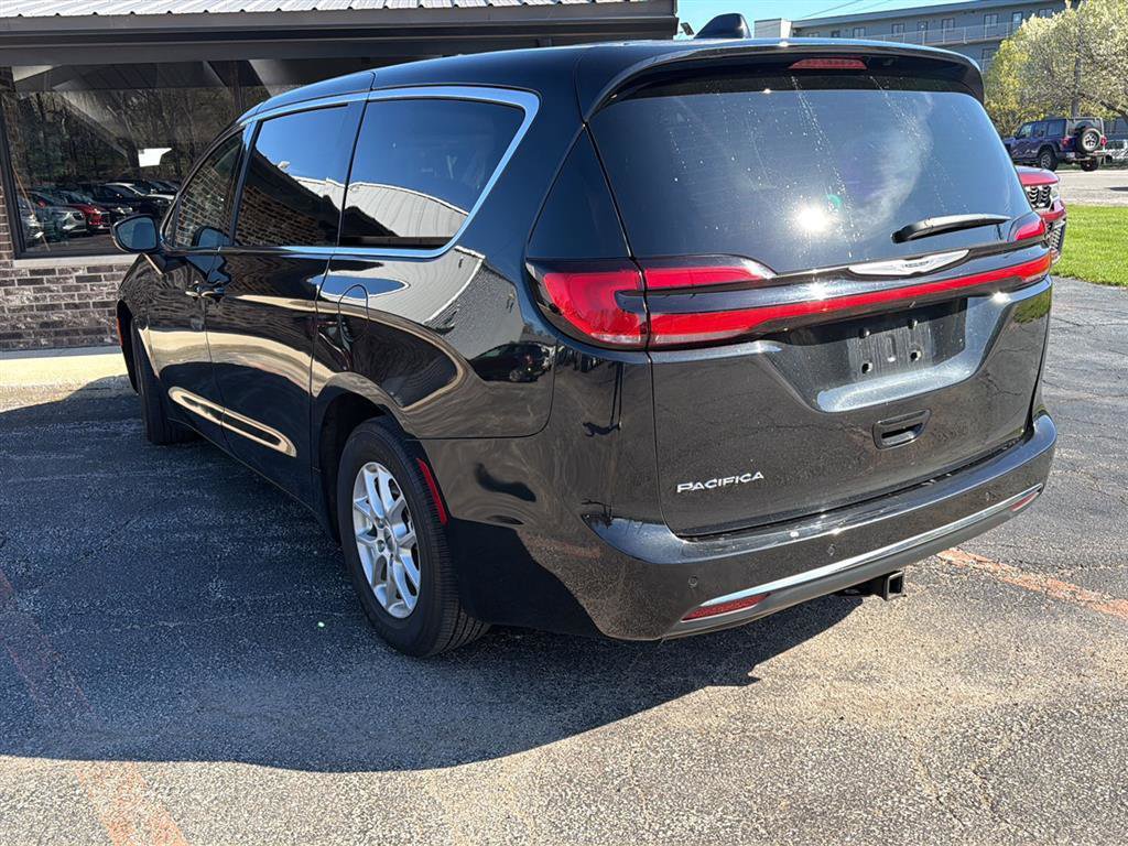 Used 2023 Chrysler Pacifica Touring-L image 2