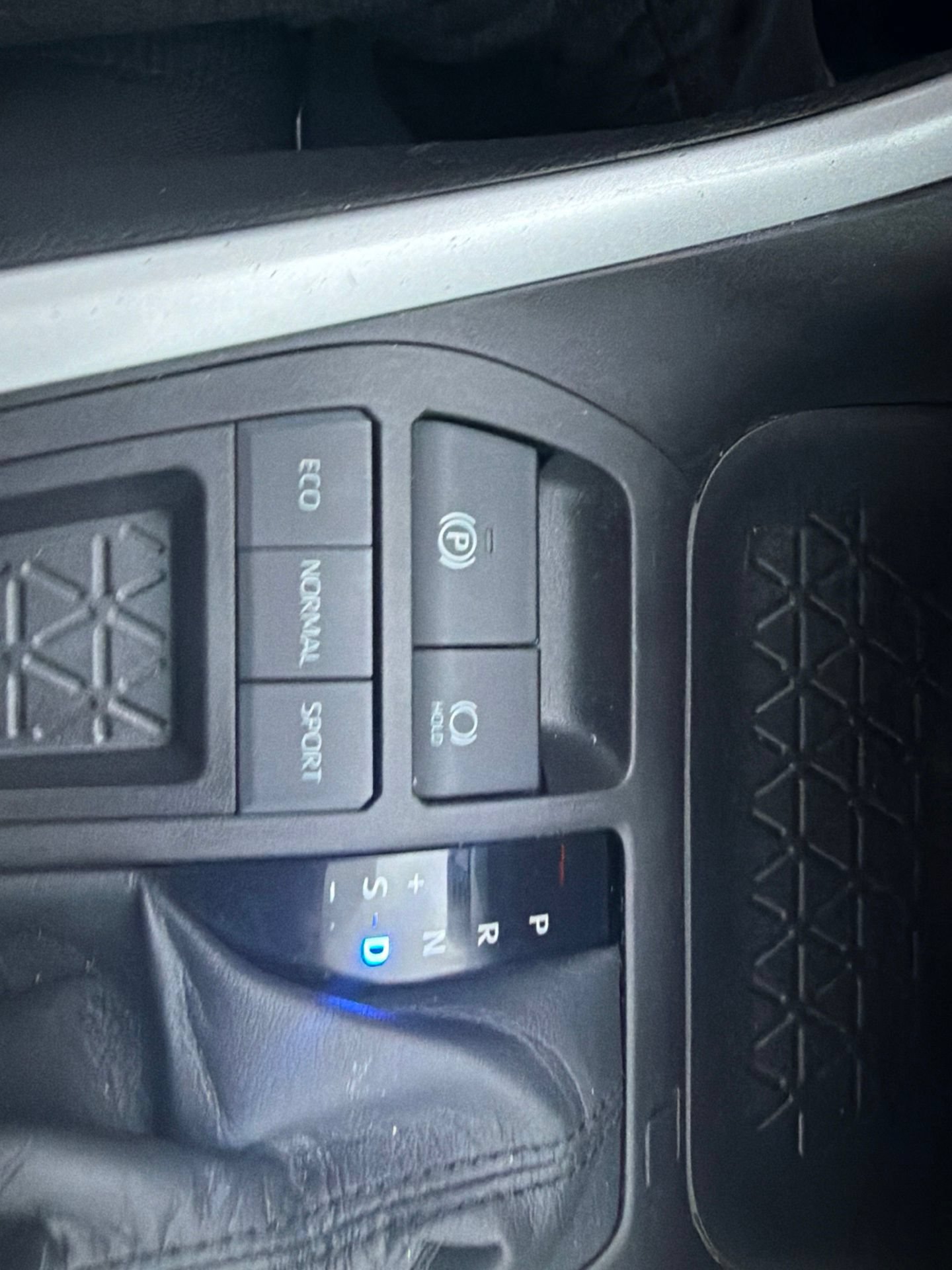 Used 2022 Toyota RAV4 LE FWD image 30