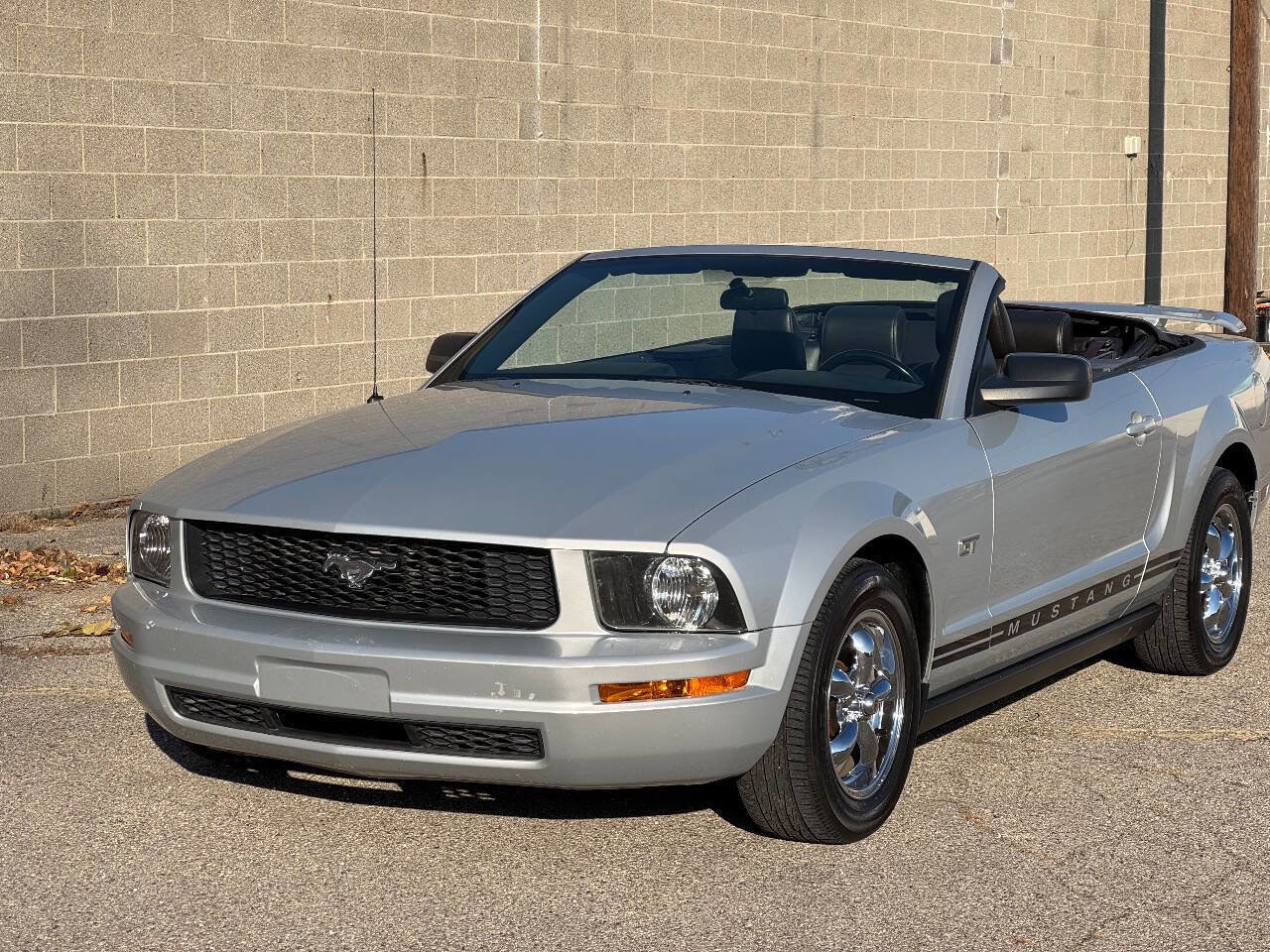 Used 2005 Ford Mustang Convertible image 8