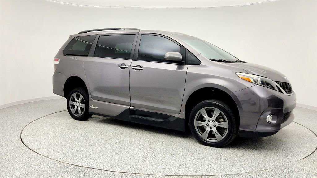 Used 2017 Toyota Sienna SE Premium image 3