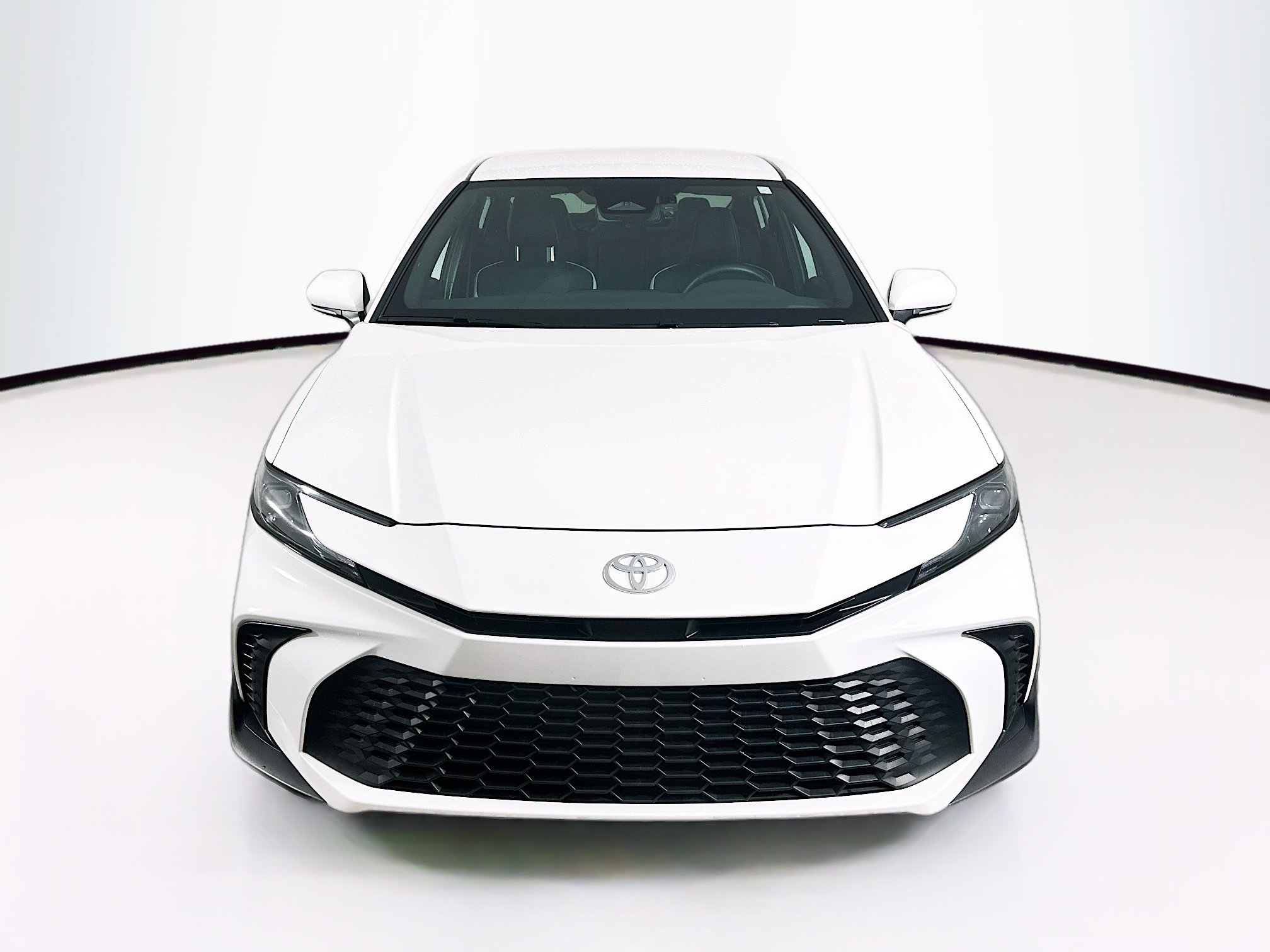 Used 2025 Toyota Camry SE image 2