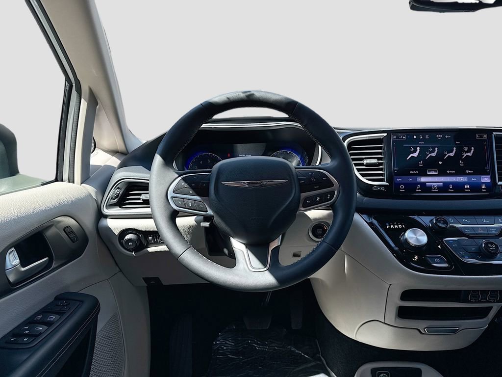 Used 2023 Chrysler Pacifica Touring-L FWD image 18