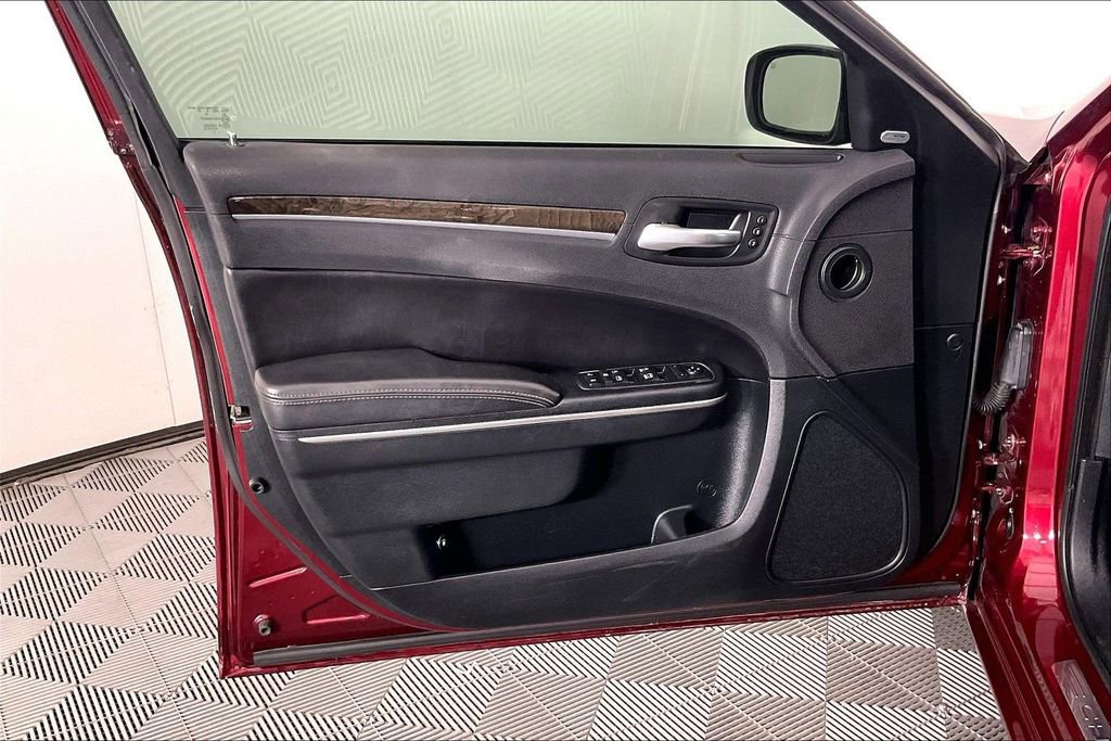 Used 2018 Chrysler 300 Limited AWD/4WD image 24