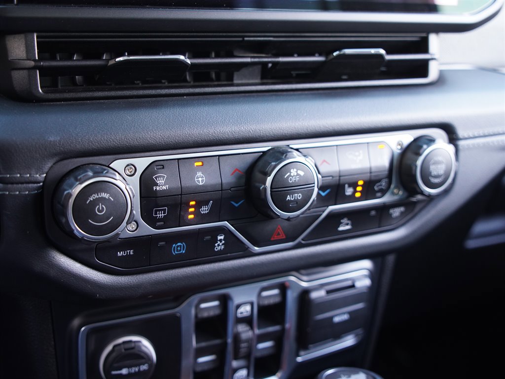 Used 2024 Jeep Wrangler Unlimited Sahara image 31