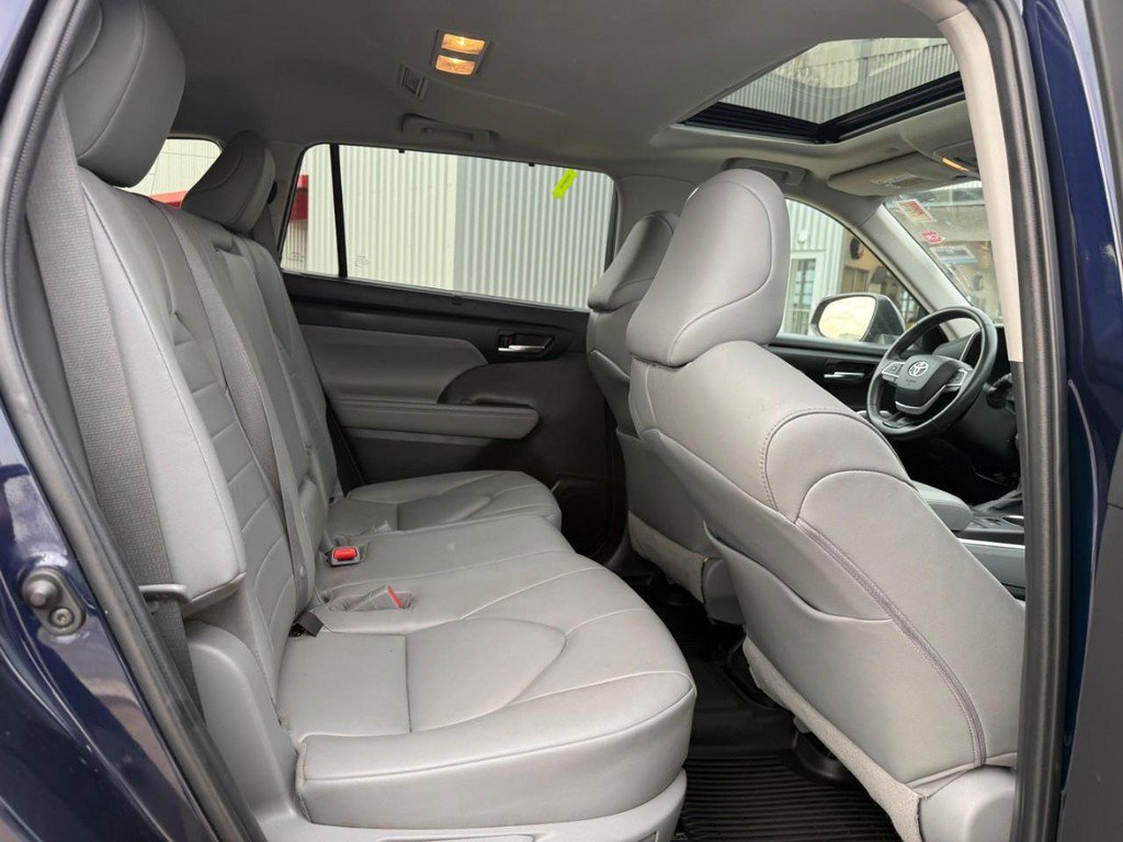 Used 2022 Toyota Highlander XLE image 12