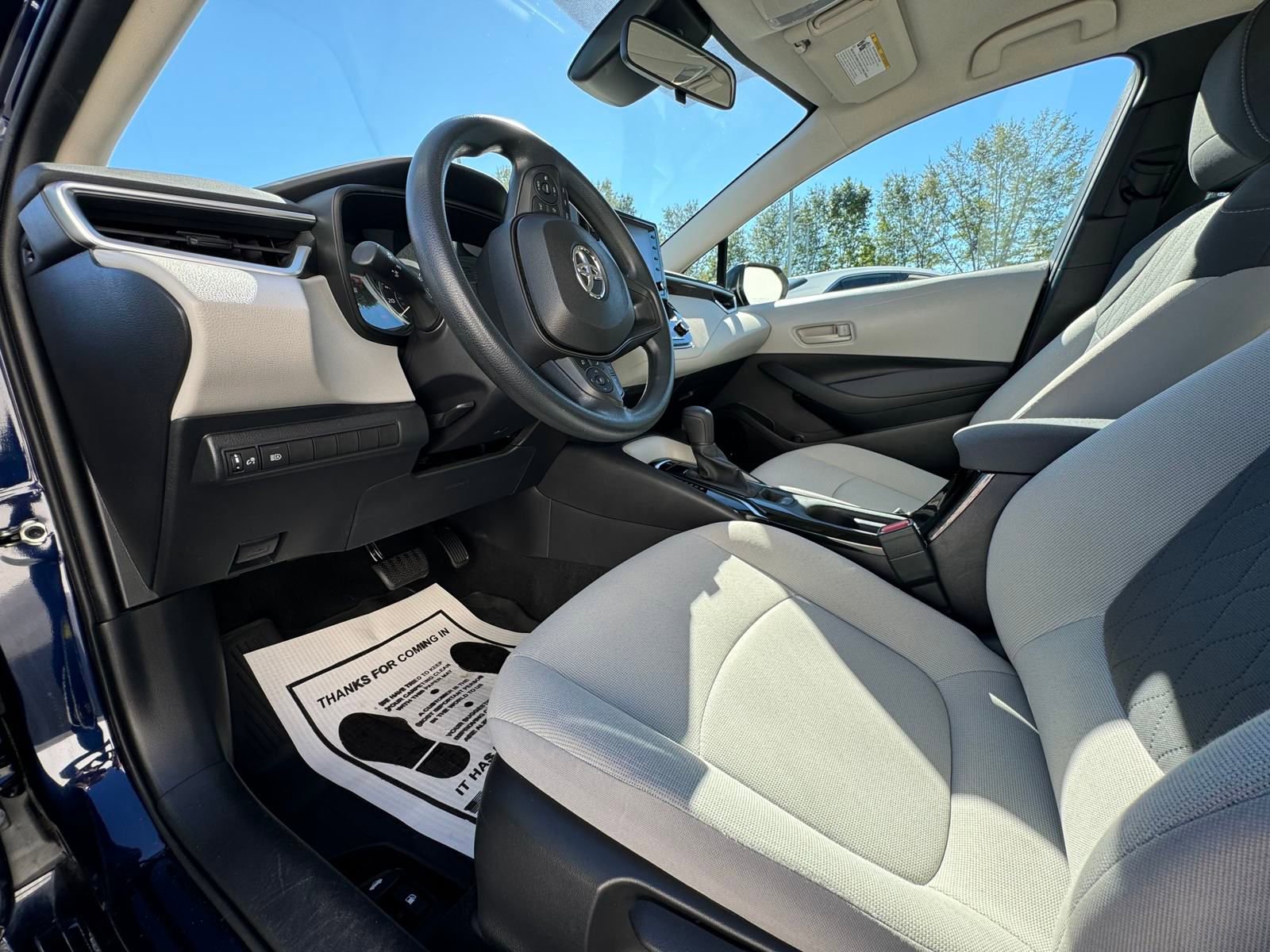 Used 2022 Toyota Corolla LE image 3