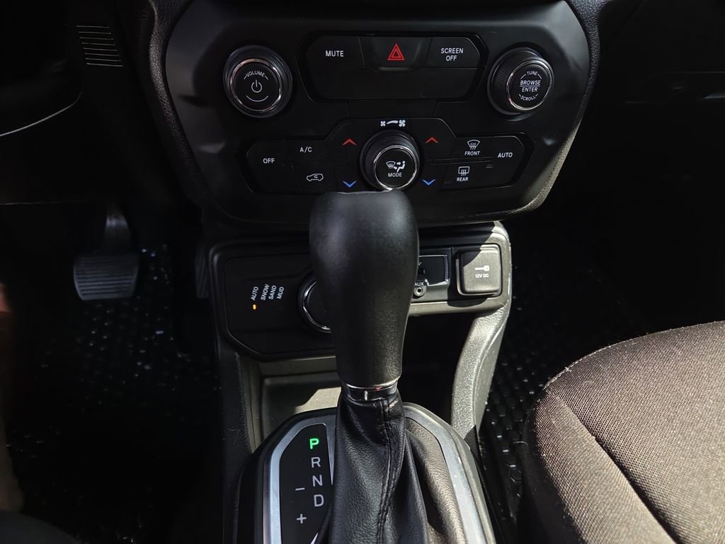 Used 2018 Jeep Renegade Latitude w/ Cold Weather Group image 9