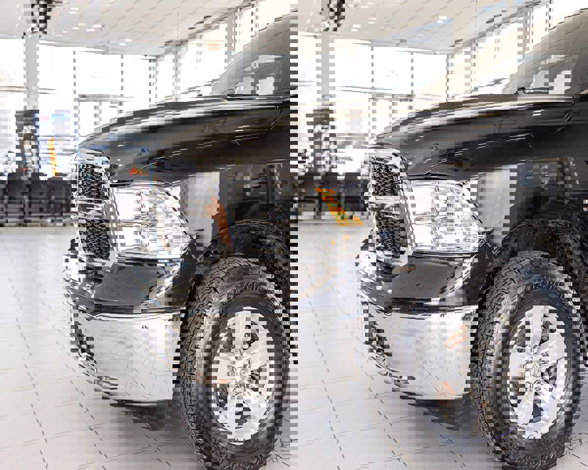 Used 2020 RAM 1500 Classic SLT w/ Luxury Group image 5