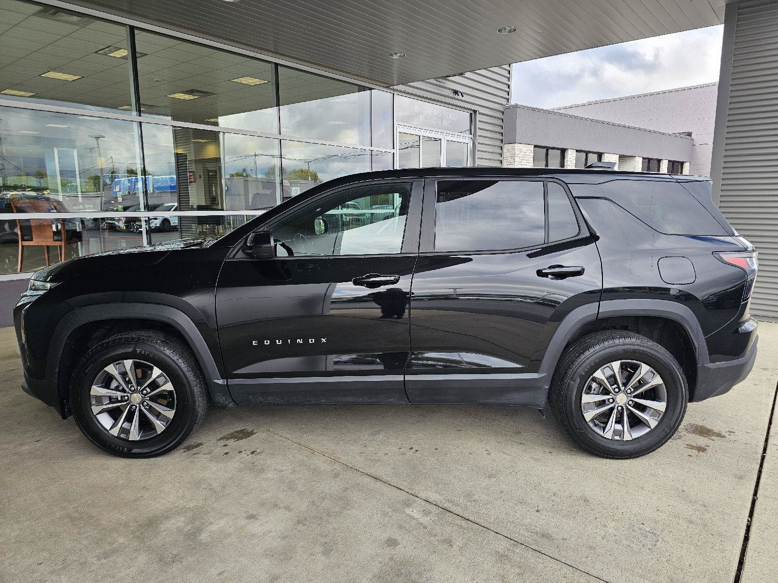Used 2026 Chevrolet Equinox LT w/ Convenience Package II FWD image 2