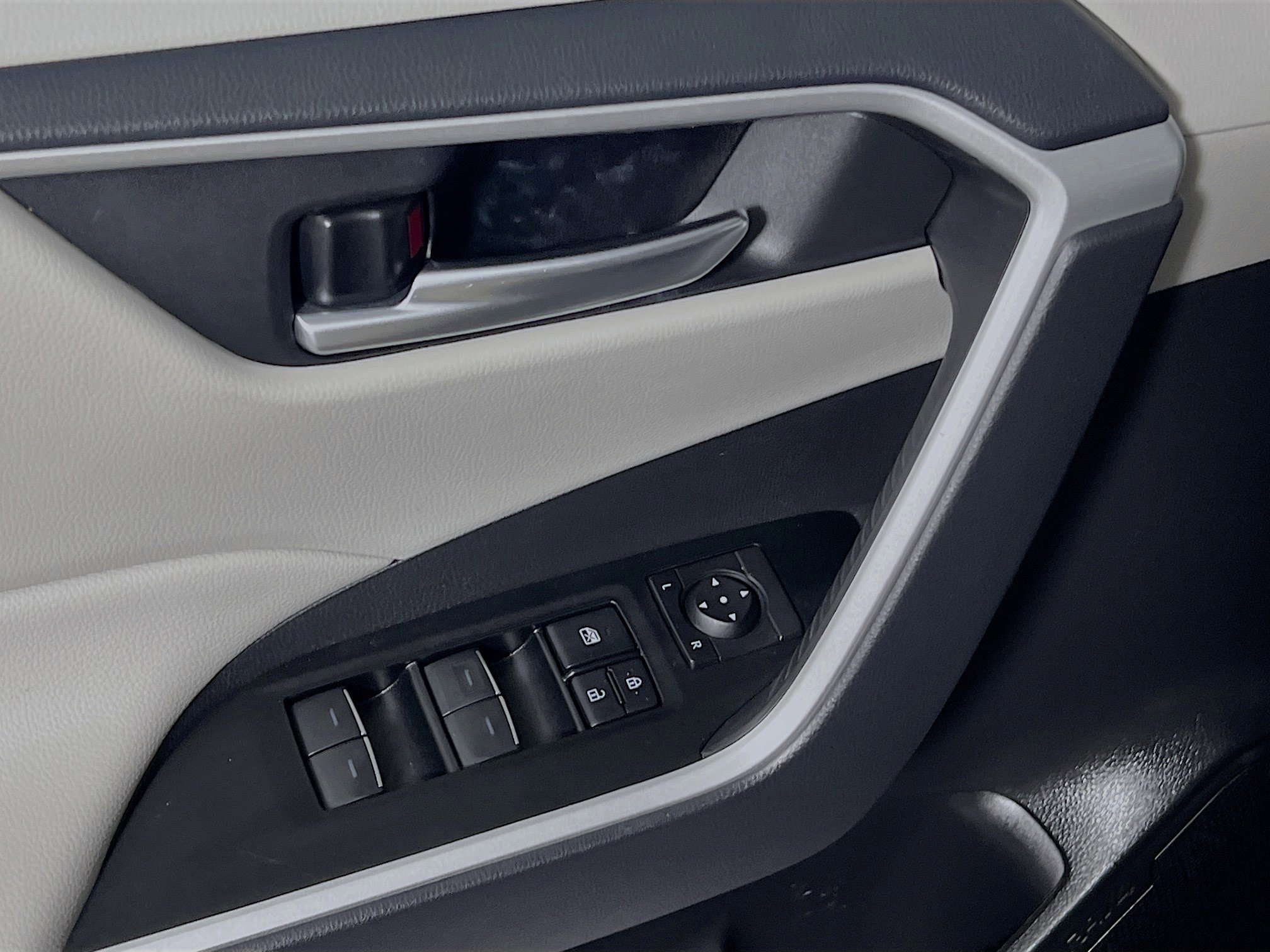 Used 2025 Toyota RAV4 XLE image 17