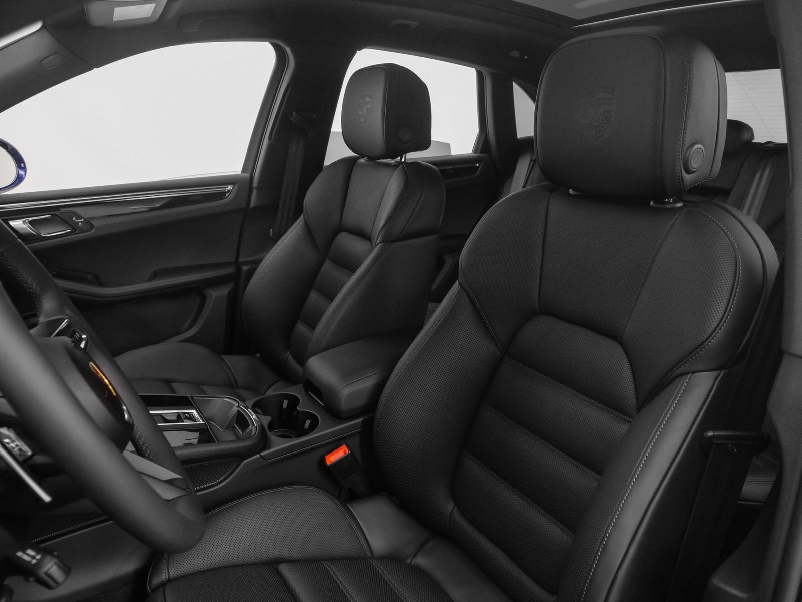 Certified 2025 Porsche Macan image 5