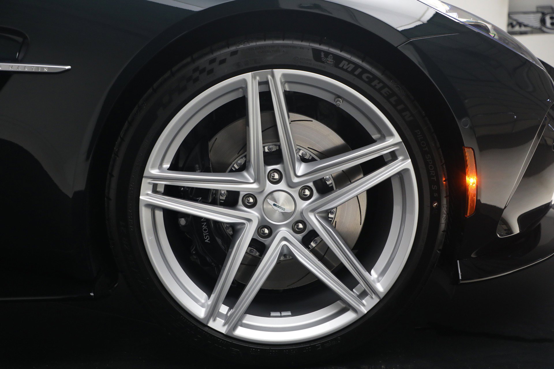 New 2026 Aston Martin V8 Vantage Roadster image 41