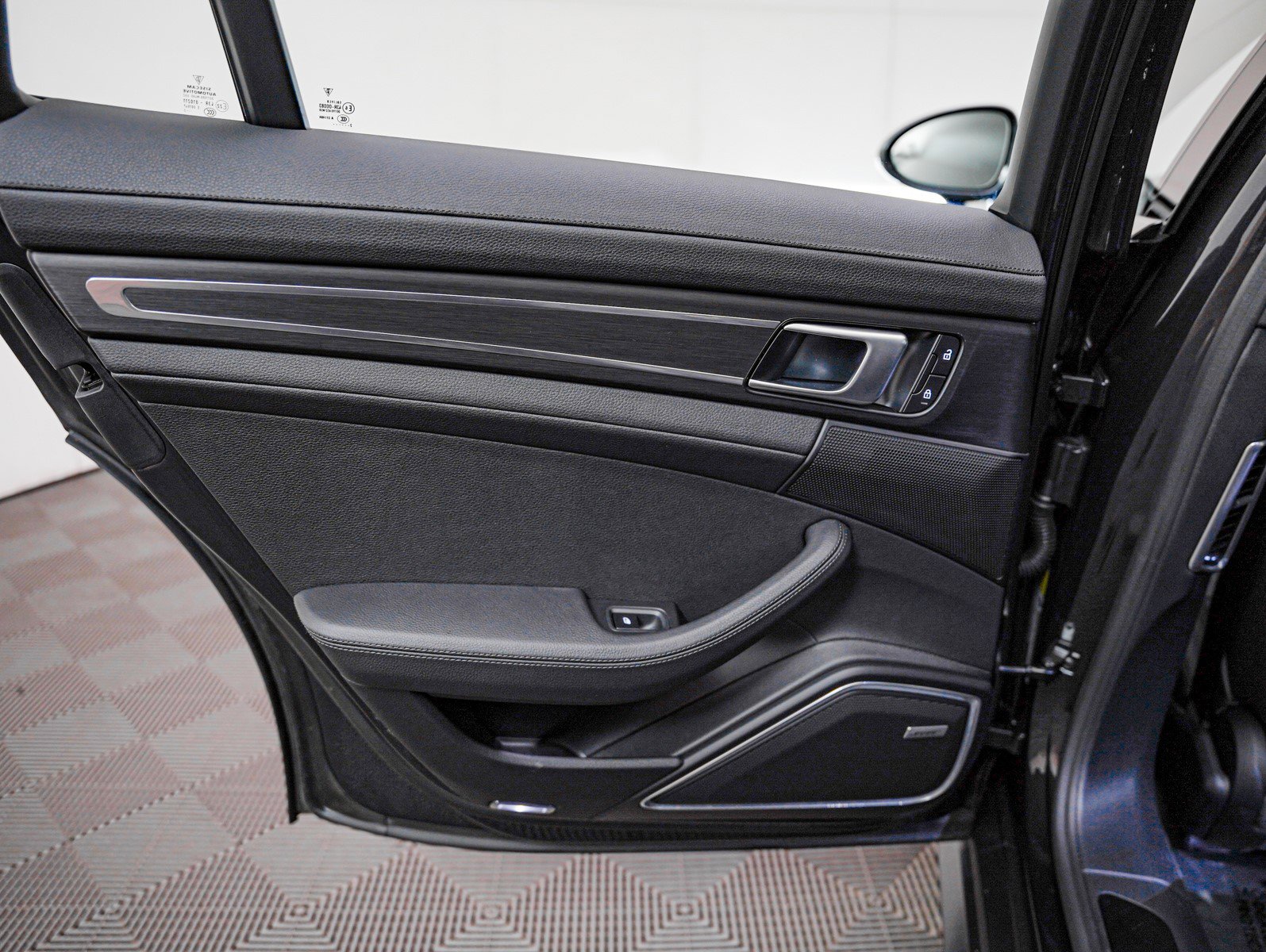 Used 2023 Porsche Panamera 4 Platinum Edition w/ Assistance Package image 28