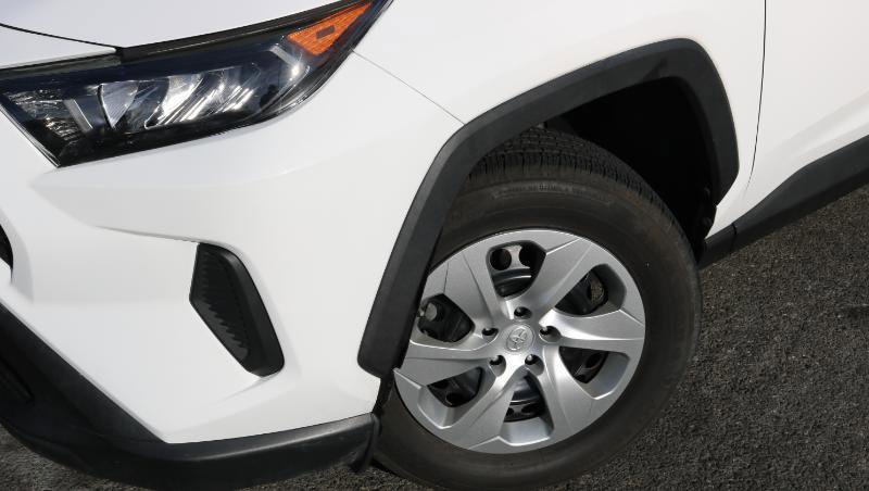 Used 2021 Toyota RAV4 LE image 4