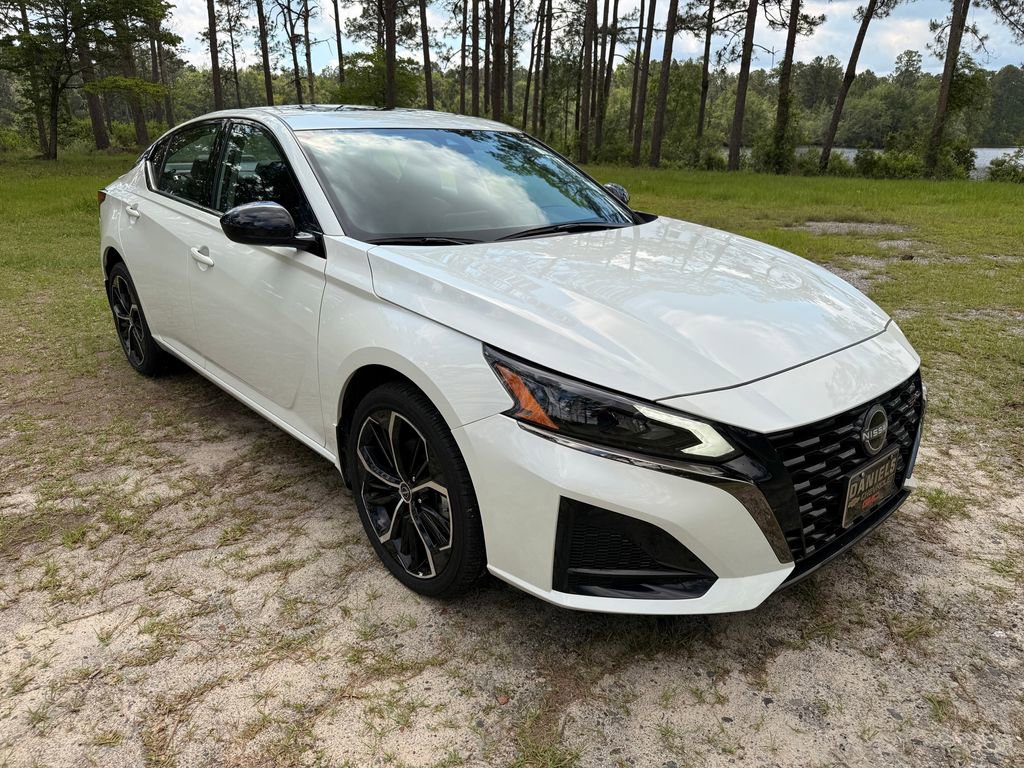 Used 2025 Nissan Altima 2.5 SR AWD/4WD image 7