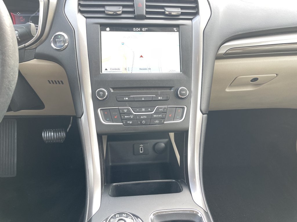 Used 2017 Ford Fusion SE w/ Fusion SE Technology Package FWD image 18