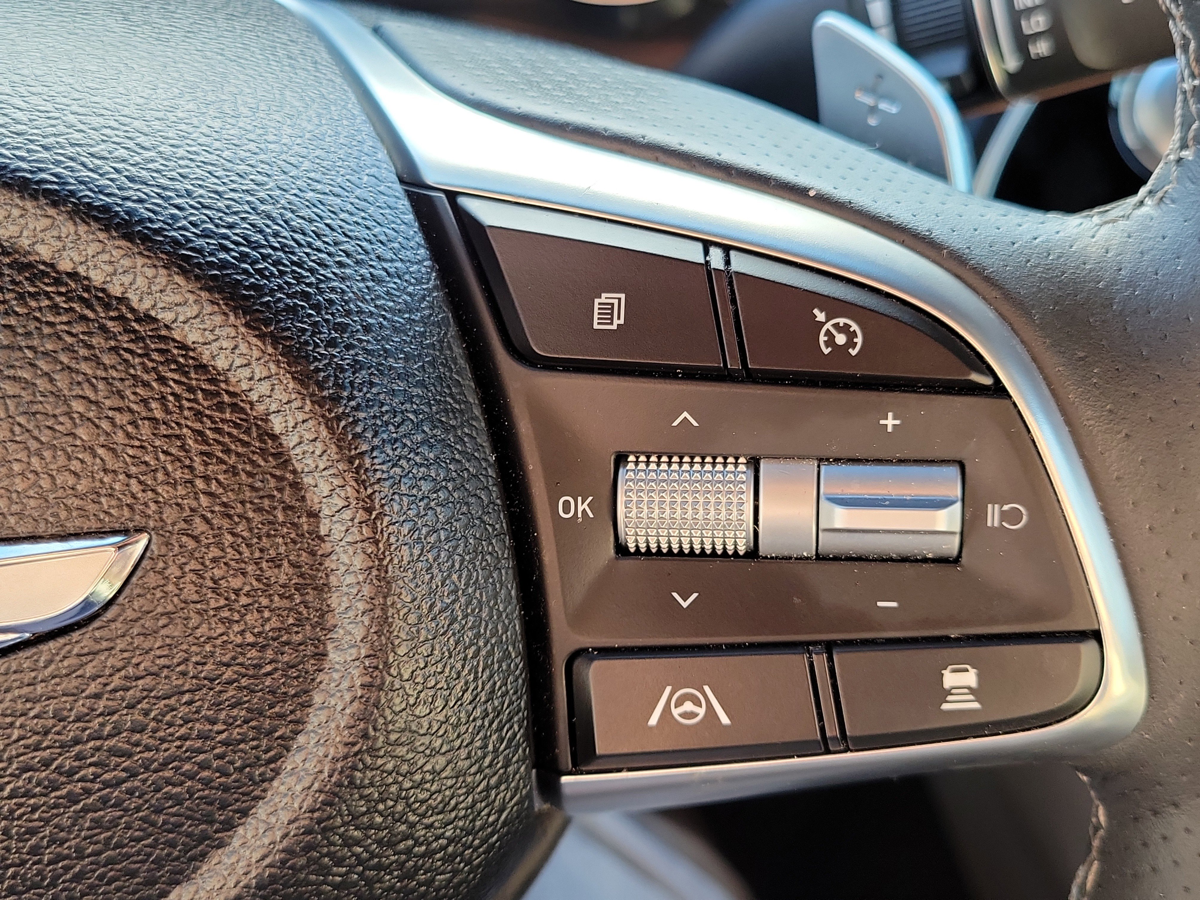 Certified 2023 Genesis G70 2.0T image 8