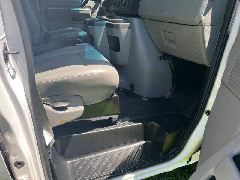 Used 2014 Ford E-250 and Econoline 250 Extended w/ Commercial Cargo Van Package RWD image 9