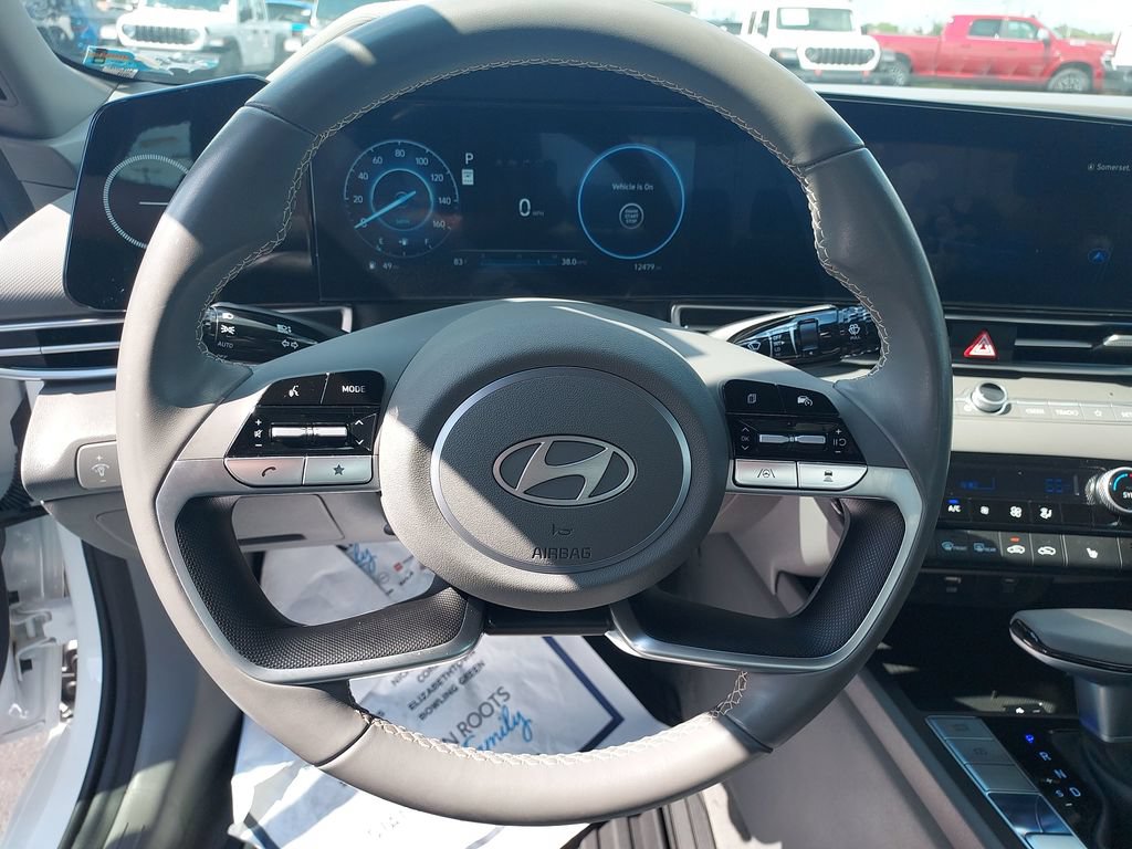 Used 2025 Hyundai Elantra SEL FWD image 17