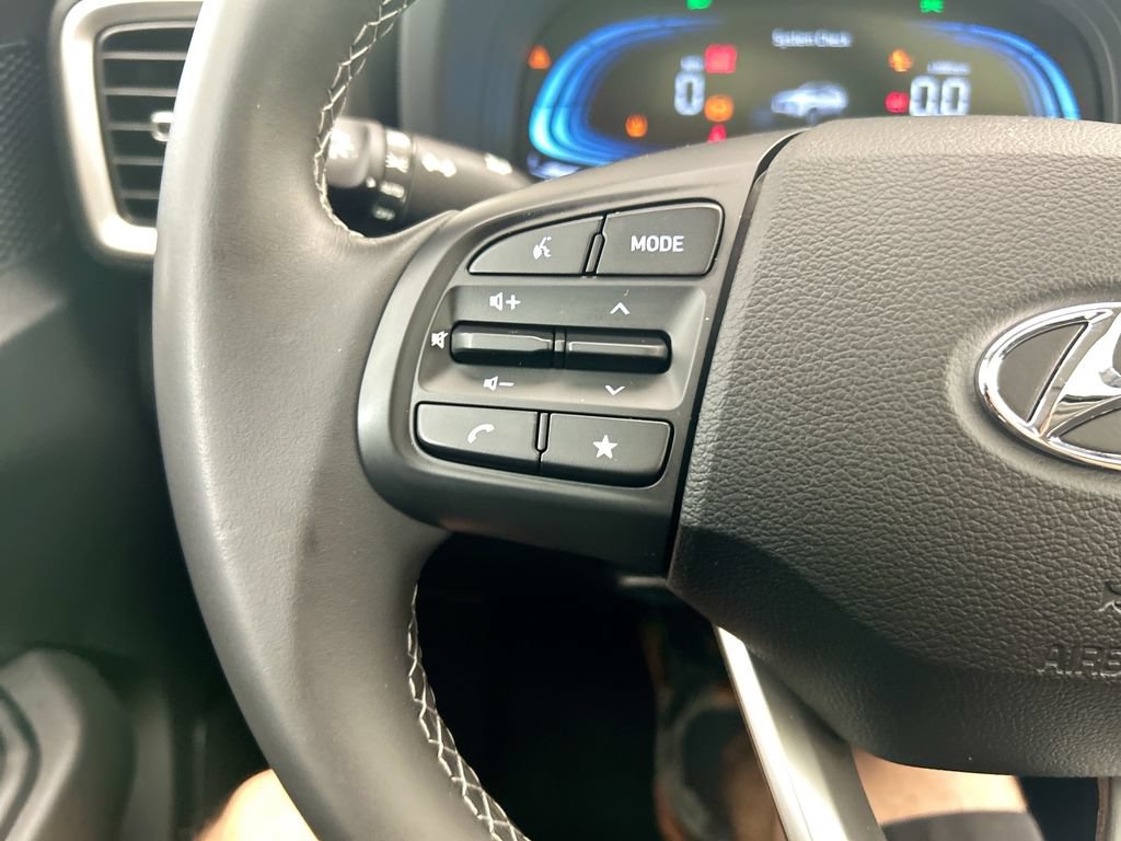 Used 2025 Hyundai Venue SEL FWD image 11