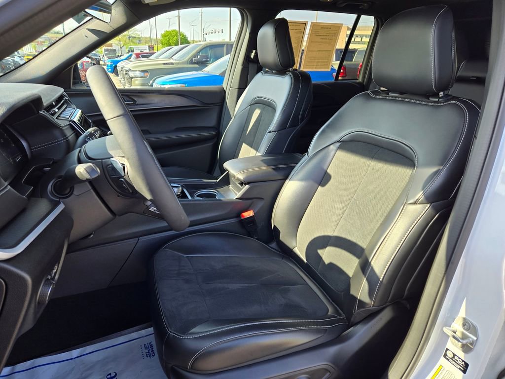 Used 2025 Jeep Grand Cherokee Altitude image 17