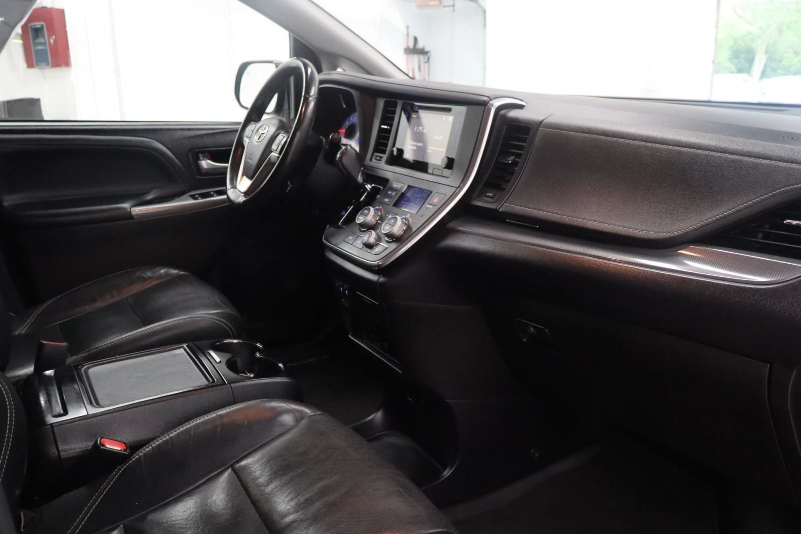Used 2017 Toyota Sienna SE Premium FWD image 34