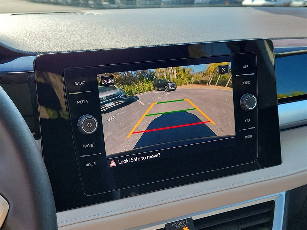 Certified 2025 Volkswagen Taos SE image 23