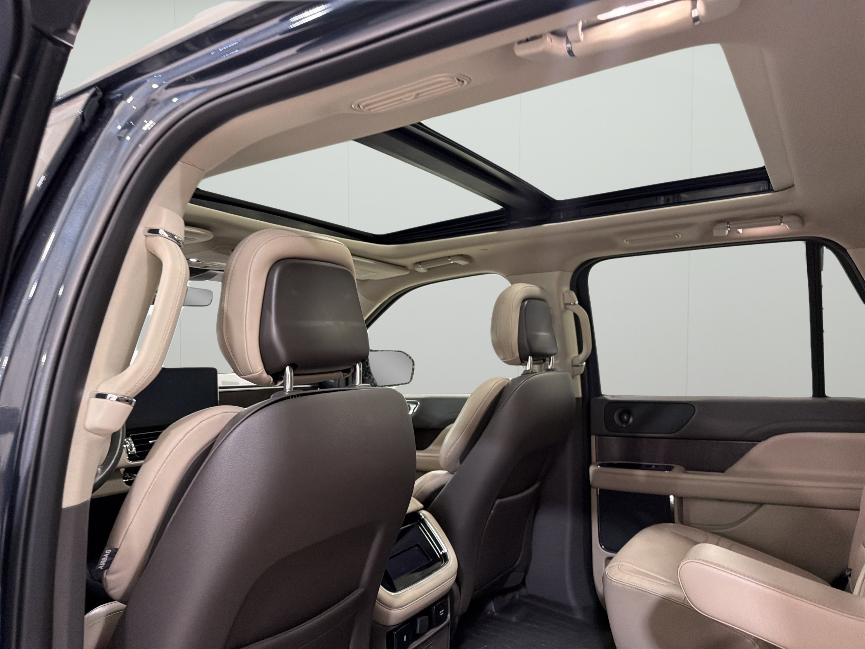 Used 2022 Lincoln Navigator 2WD image 12
