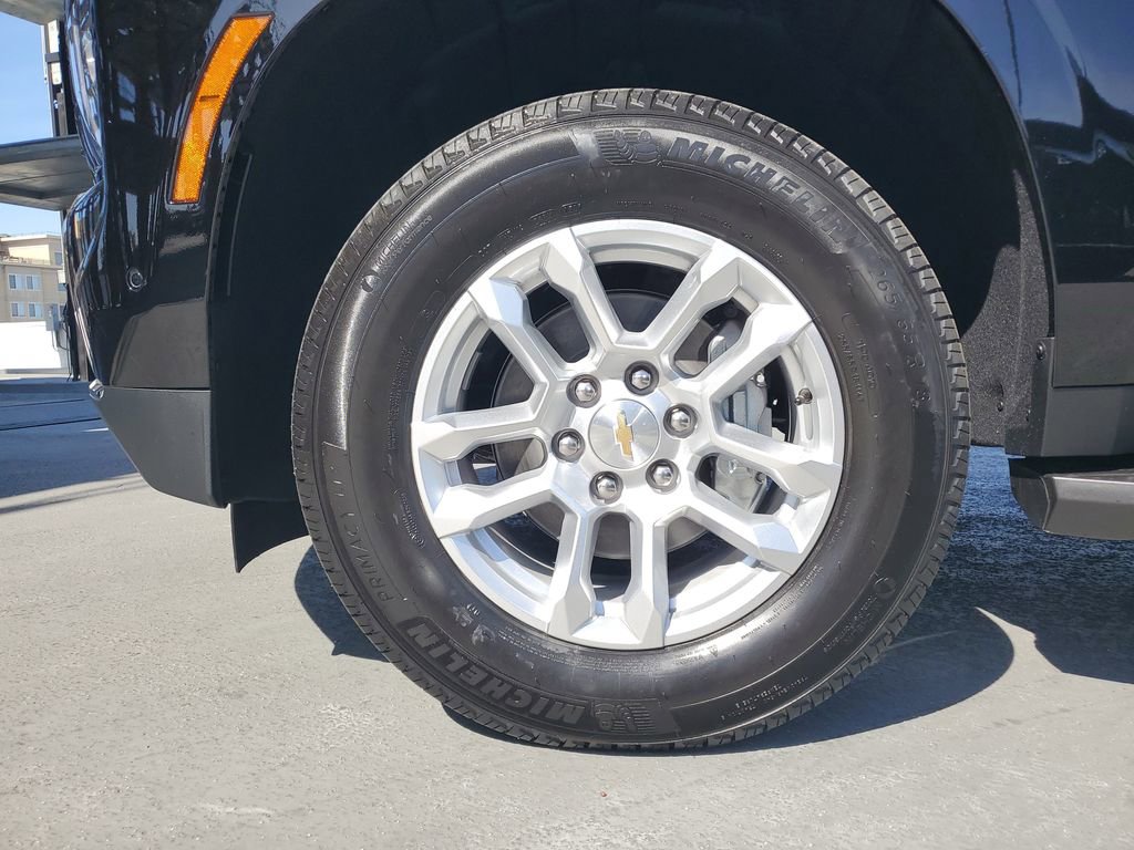 New 2026 Chevrolet Suburban LS image 6