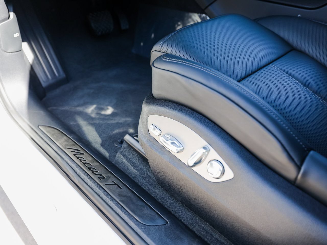 Certified 2026 Porsche Macan Turbo AWD/4WD image 14