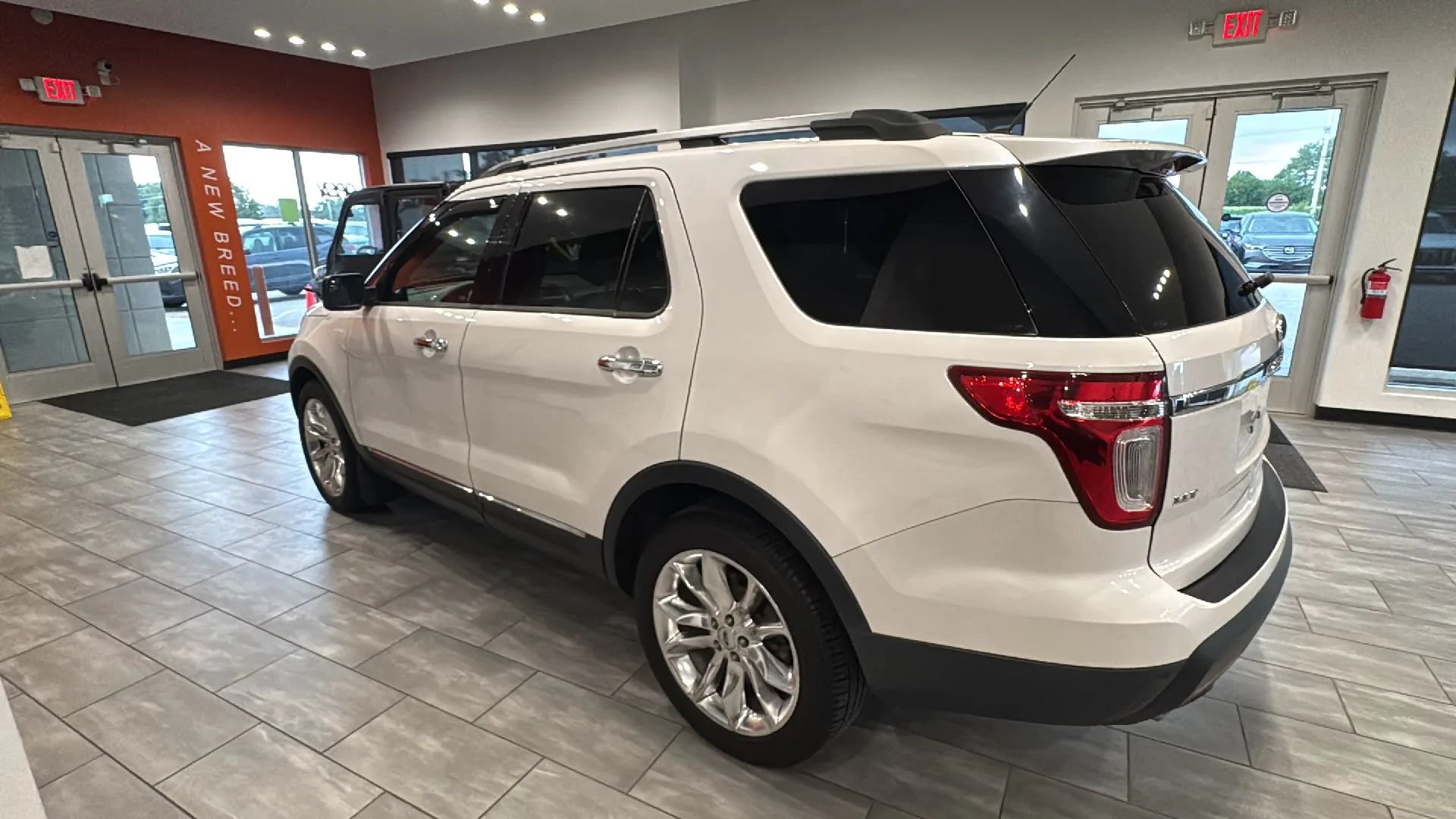 Used 2014 Ford Explorer XLT w/ Equipment Group 202A FWD image 10