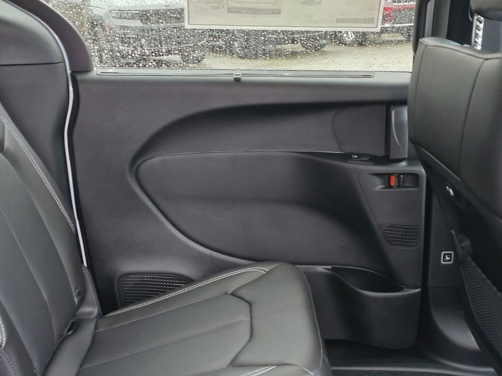 New 2026 Chrysler Pacifica Select image 37