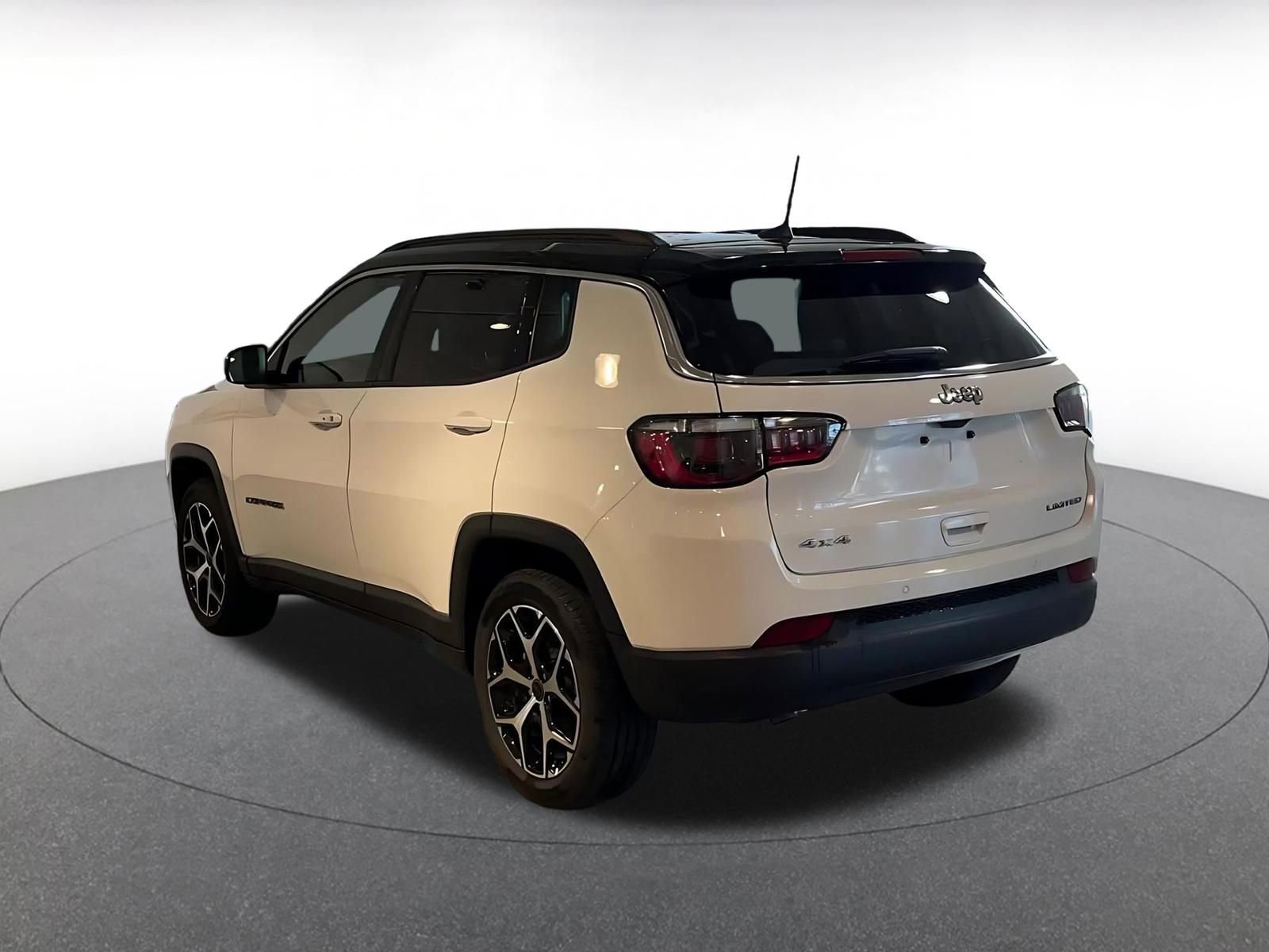 Used 2025 Jeep Compass Limited image 11