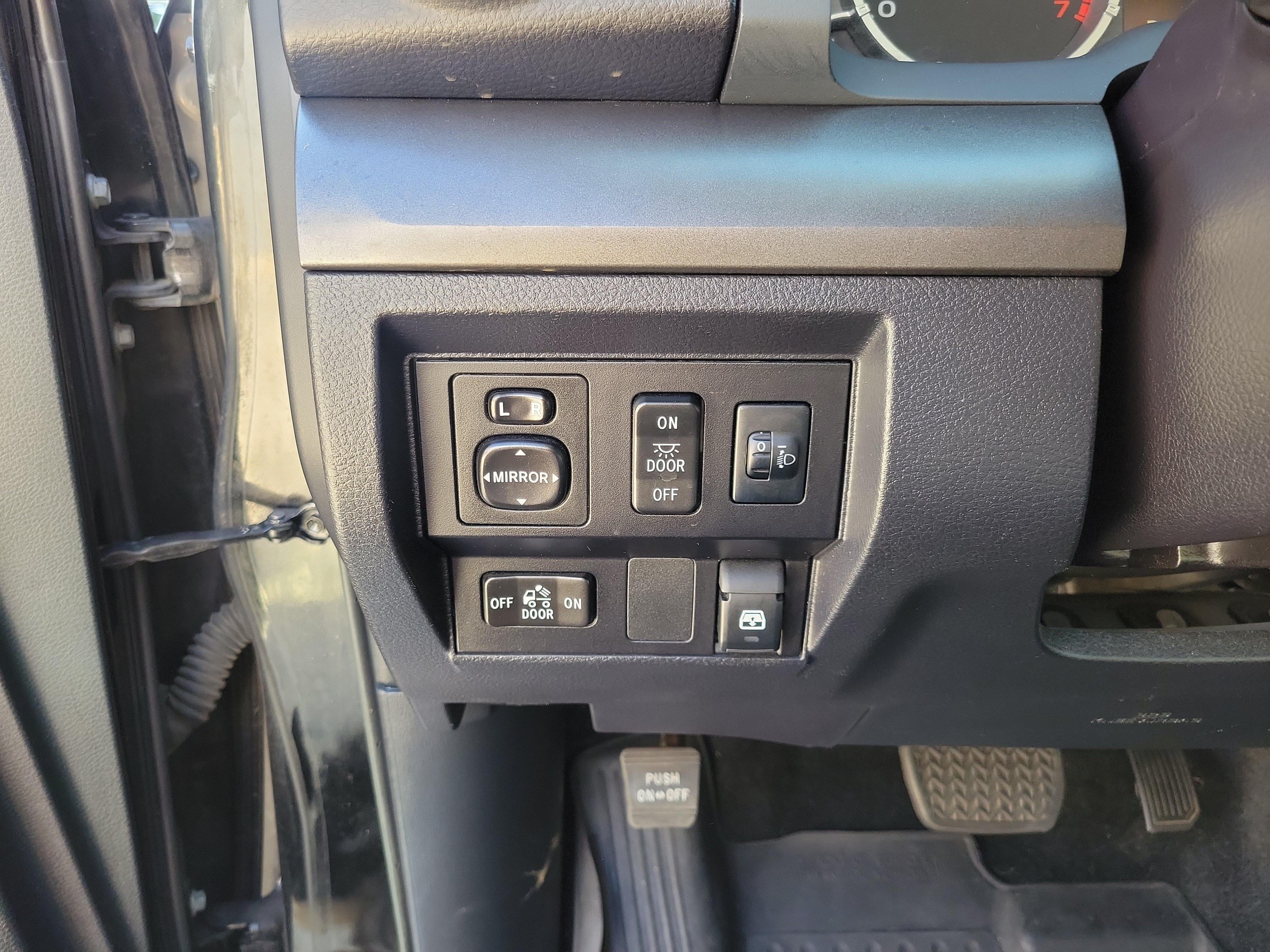 Used 2017 Toyota Tundra SR5 w/ SR5 Upgrade Package AWD/4WD image 11