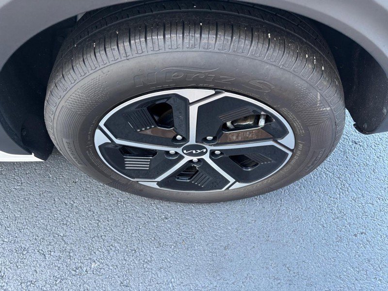 Used 2025 Kia Niro LX FWD image 8
