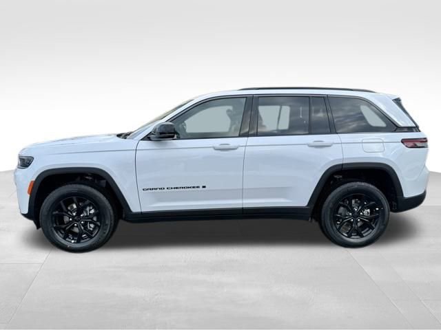 New 2026 Jeep Grand Cherokee Altitude image 4