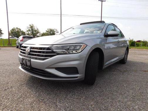 Used 2020 Volkswagen Jetta SE w/ SE Cold Weather Package FWD image 4