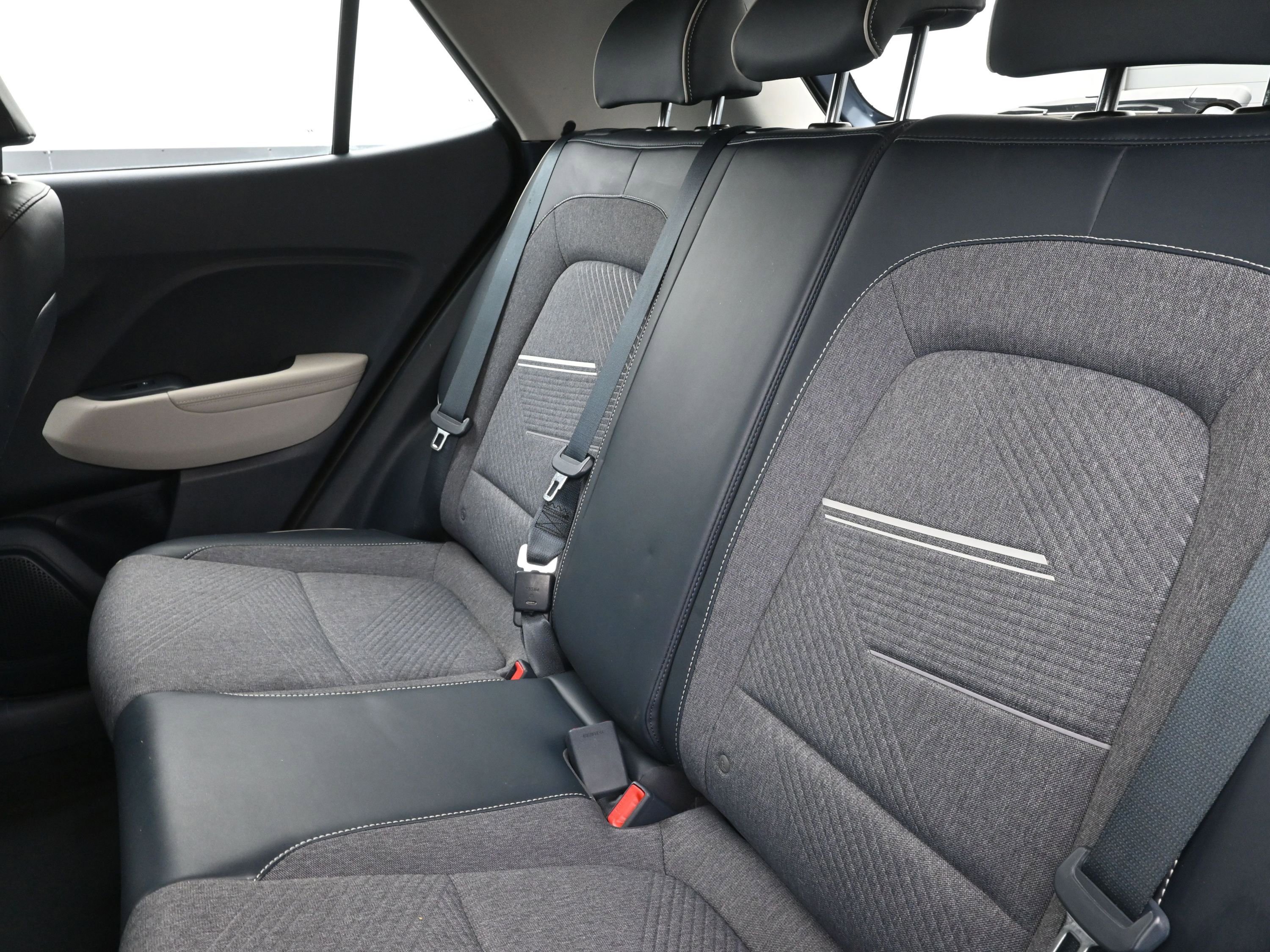 Used 2023 Hyundai Venue Limited w/ Cargo Package image 21