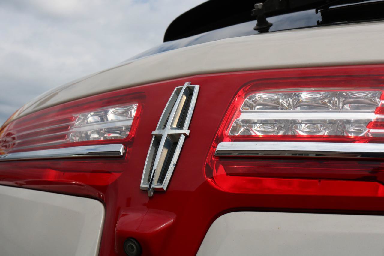 Used 2019 Lincoln MKT AWD image 13