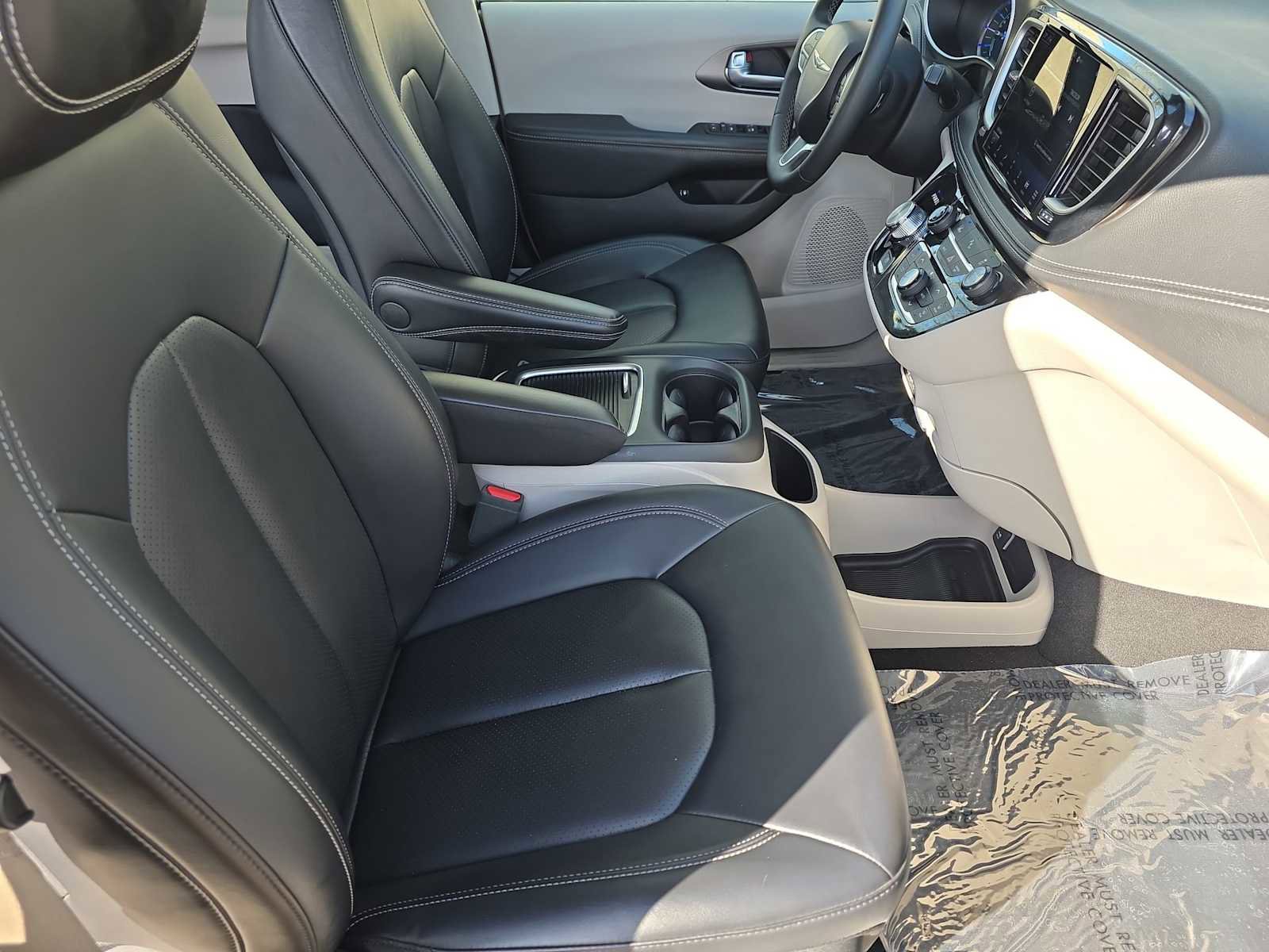 Used 2024 Chrysler Pacifica Limited FWD image 18