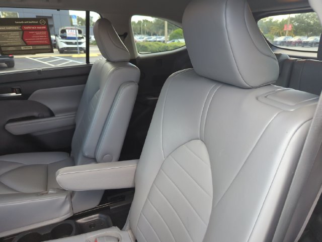 Used 2022 Toyota Highlander XLE FWD image 30
