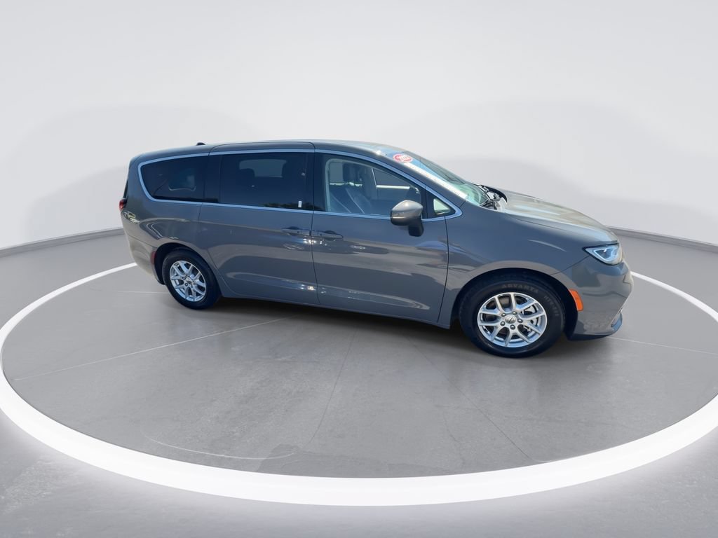 Used 2023 Chrysler Pacifica Touring-L FWD image 9