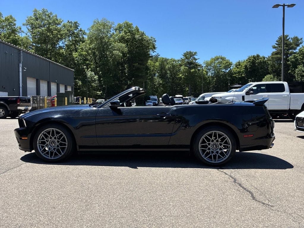 Used 2013 Ford Mustang Premium RWD image 4