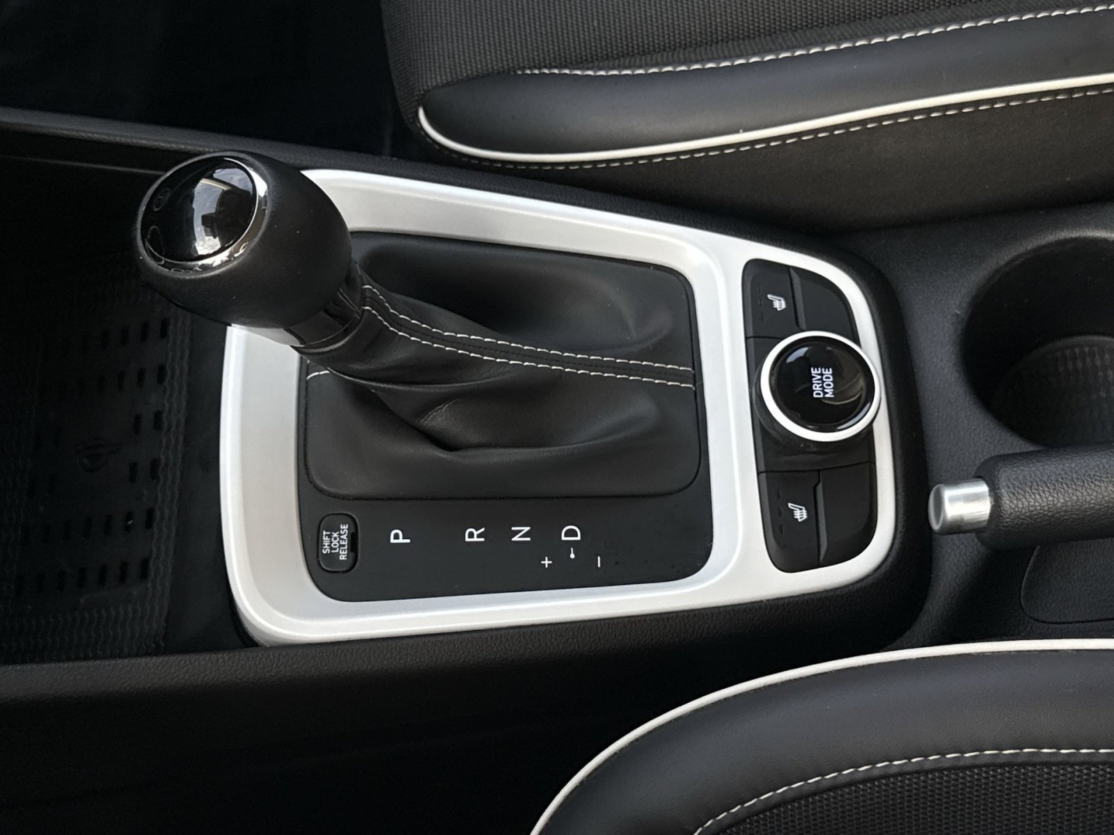 Certified 2024 Hyundai Venue Limited FWD image 22